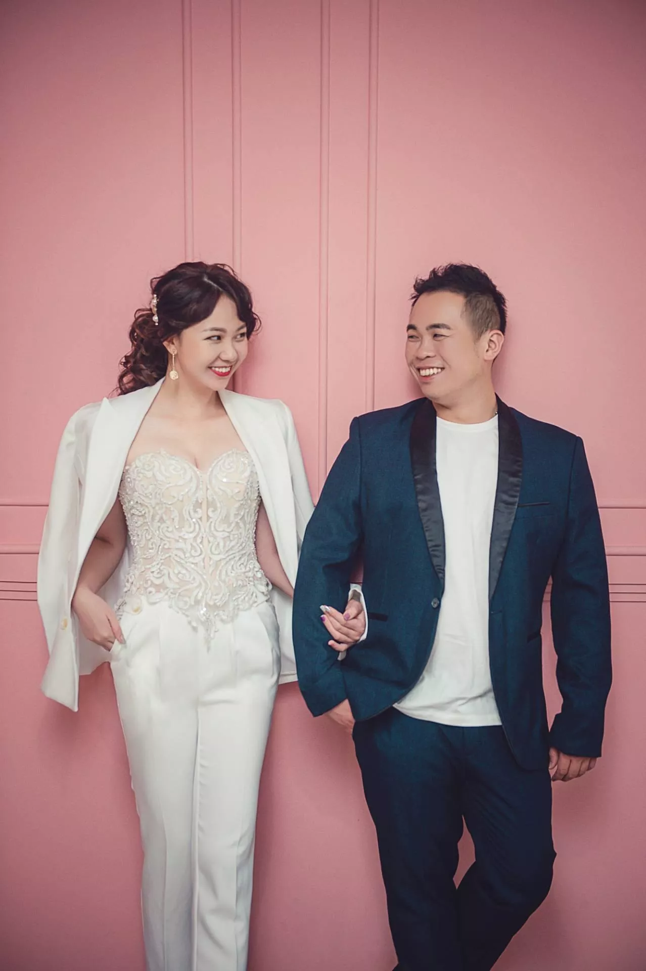 芳儀-婚紗攝影照-婚紗攝影照手工婚紗禮服出租婚紗攝影照-婚紗攝影照-桃園婚紗攝影照W21禮服出租婚紗包套桃園推薦婚紗店新娘秘書新秘新密閨蜜寫真照全家福照桃園韓國韓式婚紗桃園CP值高的婚紗桃園自助婚紗美式婚紗雜誌婚紗電影婚紗9-儀-婚紗攝影照(5號攝影師)